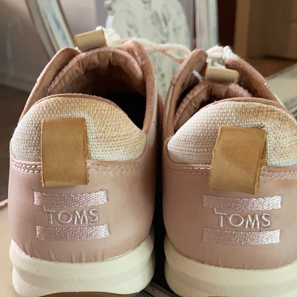 Toms tennis shoe. These shoes are creaming pink.